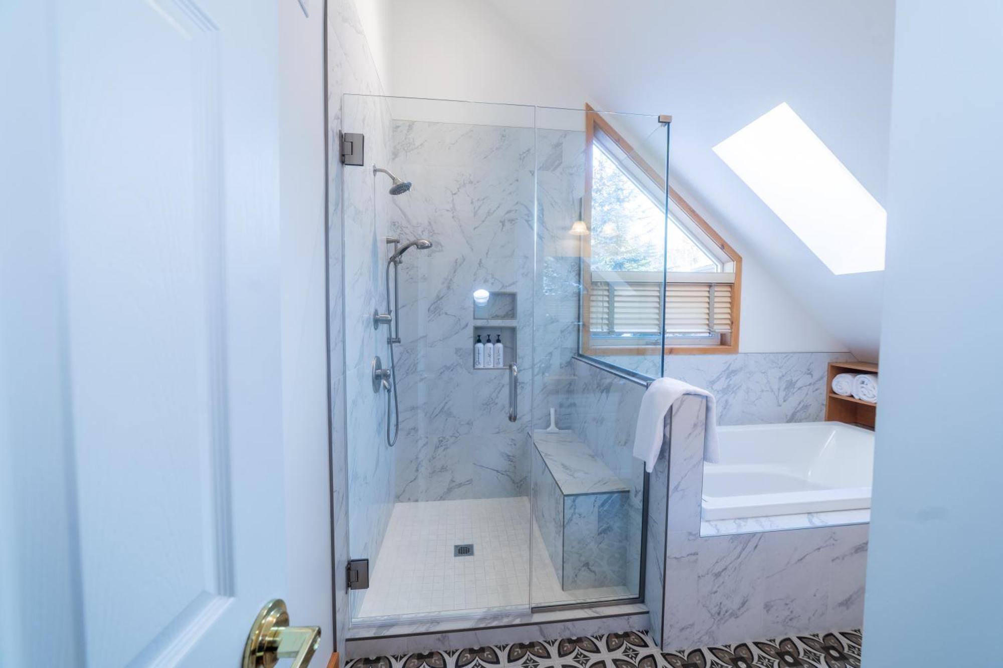 Beaujolais Boutique B&B At Thea'S House Banff Rom bilde
